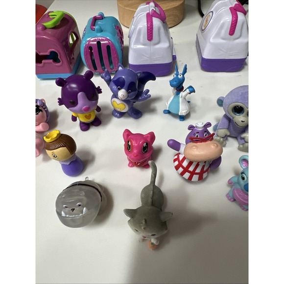 Lot of 16 Character Toys And 4 Pet Carriers - Picture 3 of 6